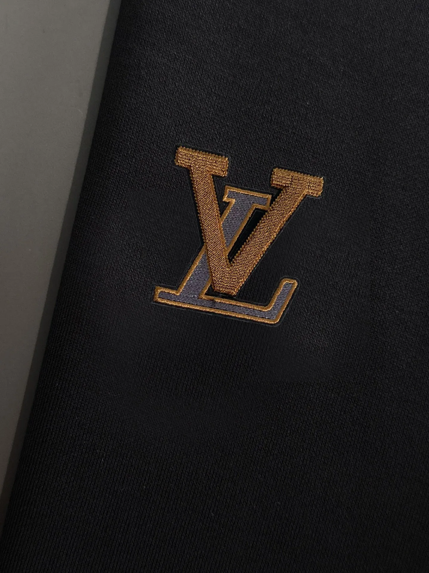 🅿️420 direct batch [LV Louis Vuitton] (Fat Man Gospel) hot-selling suit is coming. Focus on the original version of the official website. 2025 new hot-selling cardigan and sweatshirt suit. The original order is the best. 🇭🇰The meticulous work of top designers. Just for a fitting and perfect upper body effect. 100% natural high-quality Roman cotton, close-fitting comfort, noble and elegant! Original hardware embodies elegance and nobility! Counter size: M-5XL (maximum wear up to 220 pounds)